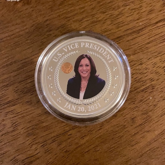 Kamala Harris coin - Picture 1 of 2